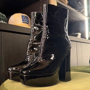 NEW Guess Black faux Patent Leather Ankle Boots sz 7.5